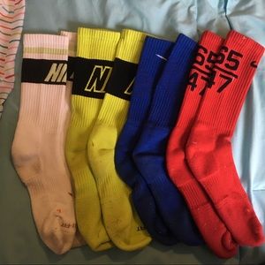 4 pairs of Nike socks